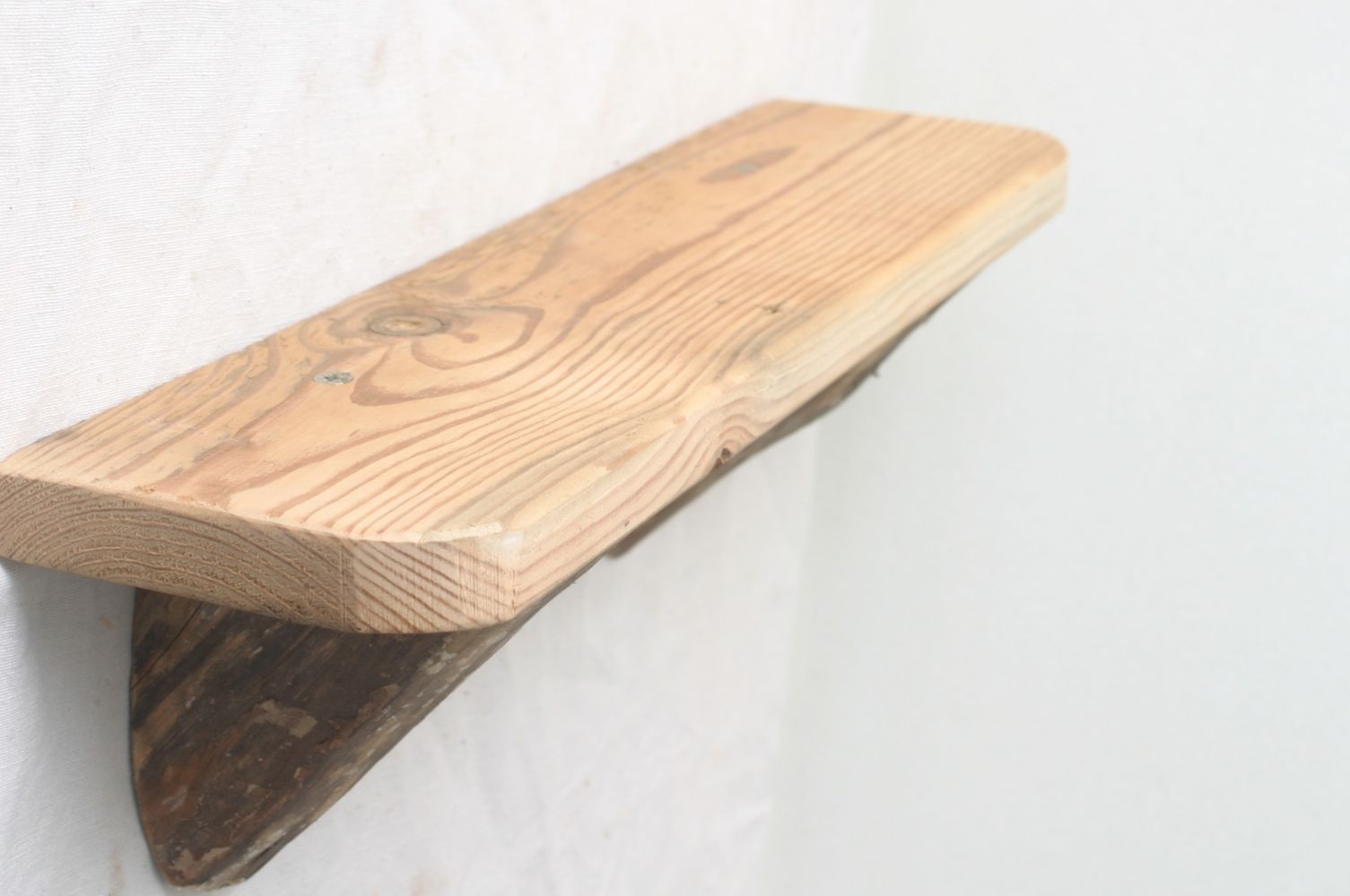 Kleines rustikales Wandregal aus Altholz und Brennholz upcycled by